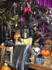 Scary or Sparkly-How Do You Decorate For Halloween_3