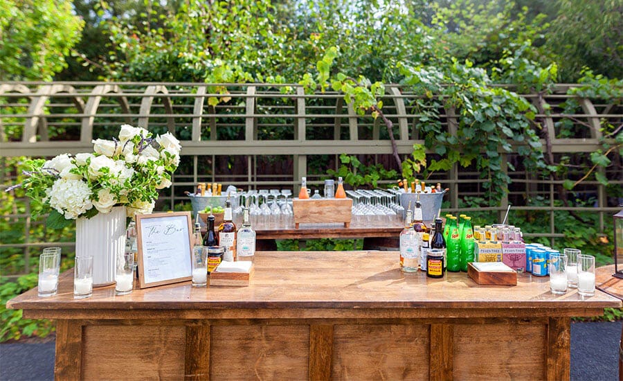 Portable Bar at Outdoor Event 10 party planning tips portable bar outdoor setting