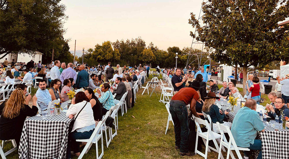 Casual outdoor Park Setting with Tables, Chairs and Placesettings 10 party planning tip casual outdoor park setting guests